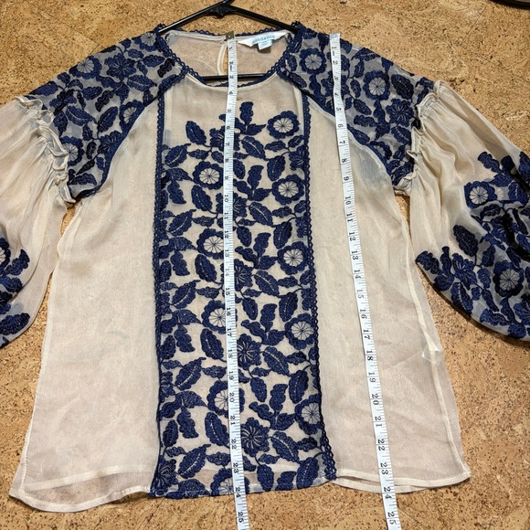 Sundance Luiza Silk Sheer Embroidered Blouson Sleeve Top In Beige /Navy Sz XS - Picture 13 of 15